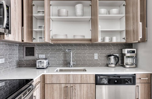 Near West Side Apartamento | Airy Medical District 1BR w/ W/D, Roof & Gym, nr Hospitals, by Blueground