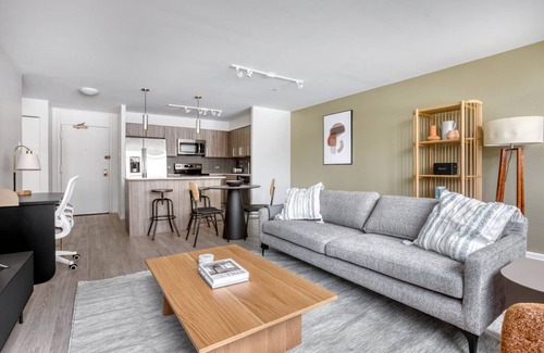 Near West Side Apartamento | Airy Medical District 1BR w/ W/D, Roof & Gym, nr Hospitals, by Blueground