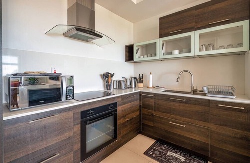 Saint Andrew Apartamento | Airy & modern condo with AC Gym and roof top pool