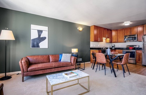 North Beach Apartamento | Airy North Beach 1BR w/ Pool, Fitness Center, near Muni, by Blueground
