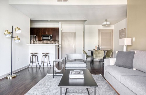 NoHo Arts District Apartamento | Airy North Hollywood 2BR w/ Gym & Pool, nr Westfield Mall, by Blueground