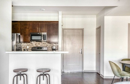 NoHo Arts District Apartamento | Airy North Hollywood 2BR w/ Gym & Pool, nr Westfield Mall, by Blueground