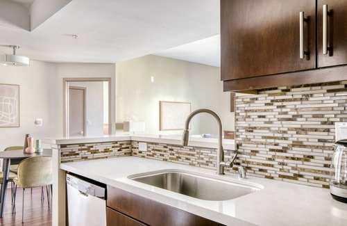 NoHo Arts District Apartamento | Airy North Hollywood 2BR w/ Gym & Pool, nr Westfield Mall, by Blueground