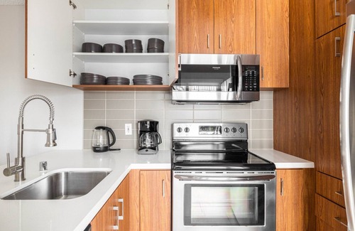 South Redondo Apartamento | Airy Redondo Beach 1BR w/ Pool, Gym, 1 block from beach, by Blueground