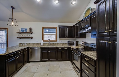 Jacksboro Casa | *Airy+Spacious Home* Lakefront w/Hottub & Dock