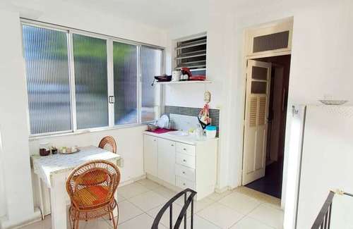 Copacabana Apartamento | Airy studio in Copacabana, 4 blocks from the beach.