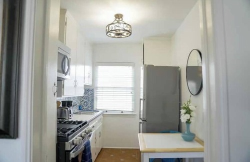 Wilshire Montana Apartamento | Airy Studio w Balcony - steps to Montana Ave. - E