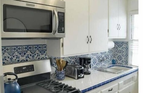 Wilshire Montana Apartamento | Airy Studio w Balcony - steps to Montana Ave. - E