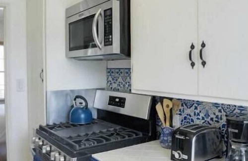 Wilshire Montana Apartamento | Airy Studio w Balcony - steps to Montana Ave. - E