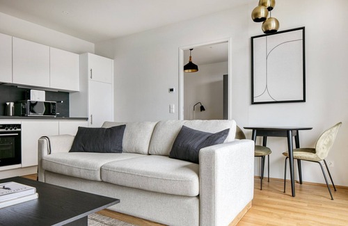Favoriten Apartamento | Airy Wieden 1BR w/ Balcony, Gym, Elevator, walk to U-Bahn, by Blueground