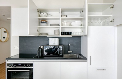 Favoriten Apartamento | Airy Wieden 1BR w/ Balcony, Gym, Elevator, walk to U-Bahn, by Blueground