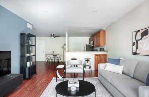 Woodland Hills Apartamento | Airy Woodland Hills 1BR w/ Pool & Gym, nr Warner Center, by Blueground