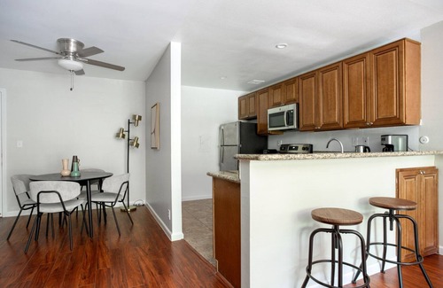 Woodland Hills Apartamento | Airy Woodland Hills 1BR w/ Pool & Gym, nr Warner Center, by Blueground