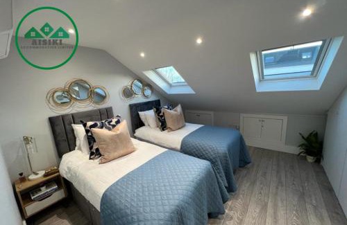 North Finchley Apartamento | Aisiki Apartments at Stanhope Road, North Finchley, Airconditioned Multiple 2 or 3-Bedroom, Pet Friendly Duplex Flats, King or Twin Beds with Free Wi-Fi