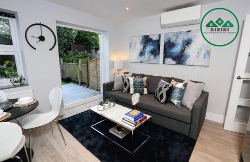 North Finchley Apartamento | Aisiki Apartments at Stanhope Road, North Finchley, Airconditioned Multiple 2 or 3-Bedroom, Pet Friendly Duplex Flats, King or Twin Beds with Free Wi-Fi