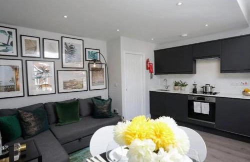 North Finchley Apartamento | Aisiki Apartments at Stanhope Road, North Finchley, Airconditioned Multiple 2 or 3-Bedroom, Pet Friendly Duplex Flats, King or Twin Beds with Free Wi-Fi