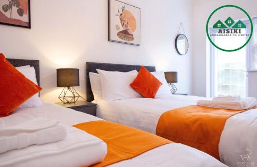 Watford Apartamento | Aisiki Stays Apartments at Harwoods Road, Multiple 2-Bedroom, Pet Friendly Flat, King or Twin or Double Beds, with Free Wi-Fi & Parking Space