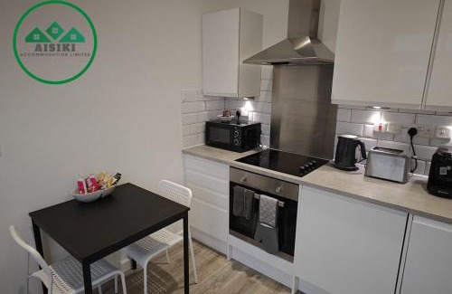 Watford Apartamento | Aisiki Stays Apartments at Harwoods Road, Multiple 2-Bedroom, Pet Friendly Flat, King or Twin or Double Beds, with Free Wi-Fi & Parking Space