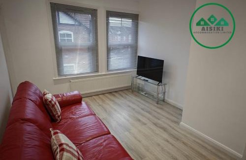 Watford Apartamento | Aisiki Stays Apartments at Harwoods Road, Multiple 2-Bedroom, Pet Friendly Flat, King or Twin or Double Beds, with Free Wi-Fi & Parking Space