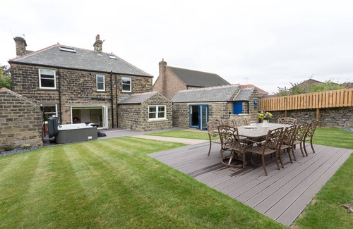Millhouse Green Cabaña | Aitken House - sleeps 10 guests in 5 bedrooms