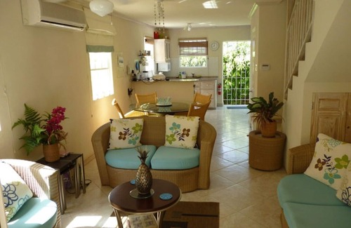 Fitts Village Villa | Villa de lujo con aire acondicionado y vistas al mar de 2 dormitorios con piscina compartida