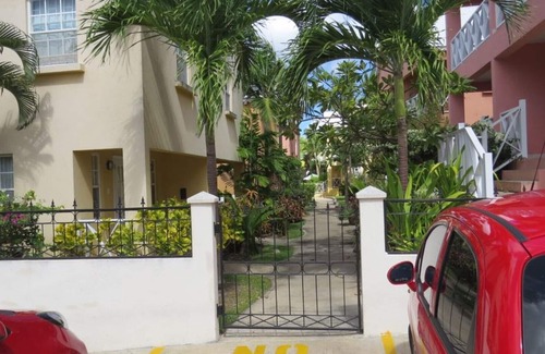 Fitts Village Villa | Villa de lujo con aire acondicionado y vistas al mar de 2 dormitorios con piscina compartida