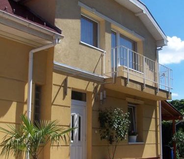 Zuglo Apartamento | Akacia Apartment - FREE INSIDE PARKING, 2 bedrooms, garden, next to centre