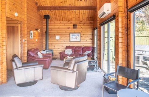 Akaroa Casa | AKAROA ESCAPE - AKAROA HOLIDAY HOME, family friendly in Akaroa