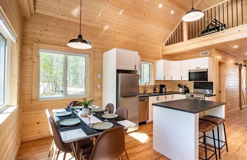 Revelstoke Hotel | Akira Lodge - Alpha Mountain Lodging + Sauna