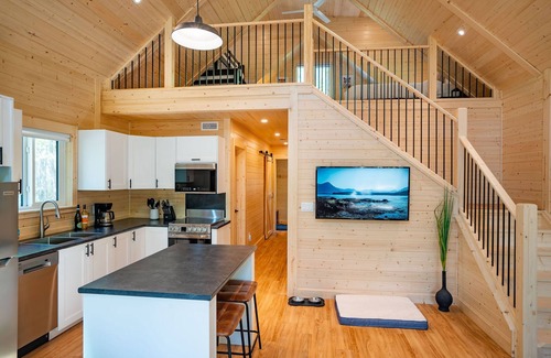 Revelstoke Hotel | Akira Lodge - Alpha Mountain Lodging + Sauna