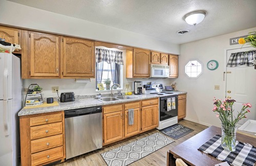 Akron Apartamento | Akron Apartment w/ Balcony - Hunting Nearby!