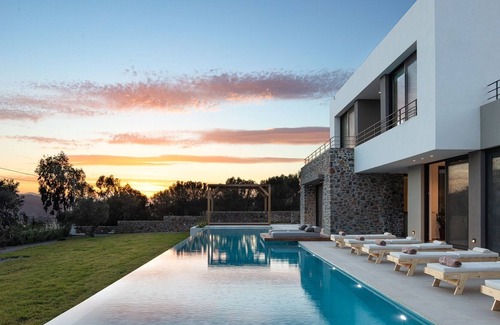 Akrotiri Villa | Al Sur Villa - Seis Habitaciones Villa, Capacidad 13