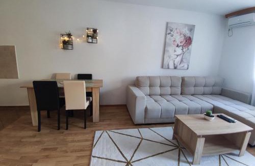 Novi Sad Apartamento | Alacaster apartment with PRIVATE PARKING