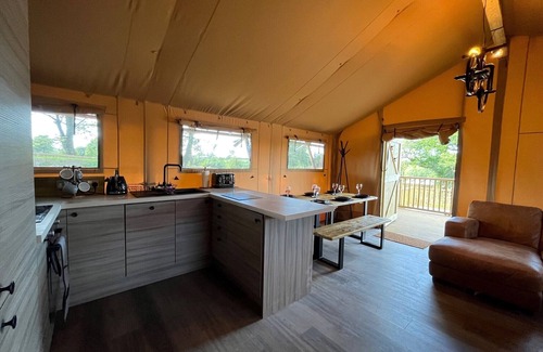 Tenby Alquiler De RV | Lujoso-Tienda de campaña-Bañera de hidromasaje-Vista al Jardín