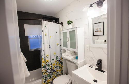 South Jamaica Apartamento | Alafia- Cozy JFK Area Home - This property is a hosted property meaning the host live on site