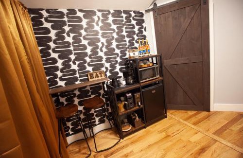 South Jamaica Apartamento | Alafia- Cozy JFK Area Home - This property is a hosted property meaning the host live on site