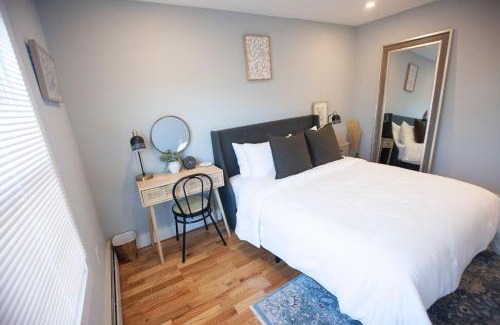 South Jamaica Apartamento | Alafia- Cozy JFK Area Home - This property is a hosted property meaning the host live on site