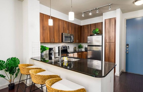 Terrell Heights Apartamento | Alamo Chic King Bed Refreshing Office Desk w/ Pool