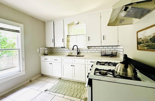 San Marcos Casa | ALAMO HAUS: Quiet Neighborhood, Cozy Charm, Walk to TXST, Fenced Yard, Clean!