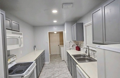 Willshire Terrace Casa | Alamo Height Home near Broadway & Downtown, Pet Friendly.