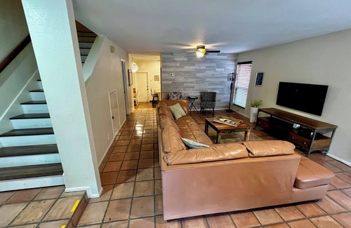 Alamo Heights Casa | Alamo Heights townhouse centrally located near airport and downtown