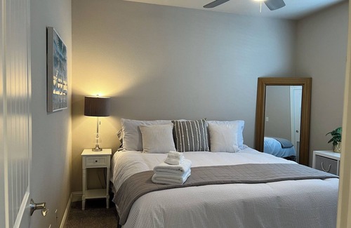 Redding Casa | Alana House - 5BR with hot tub, close to Bethel, Simpson U, shopping & more!