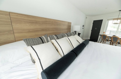 Rehoboth Beach Hotel | Alaskan King Suite | The Waypoint | w/Free Parking & Near Rehoboth Beach