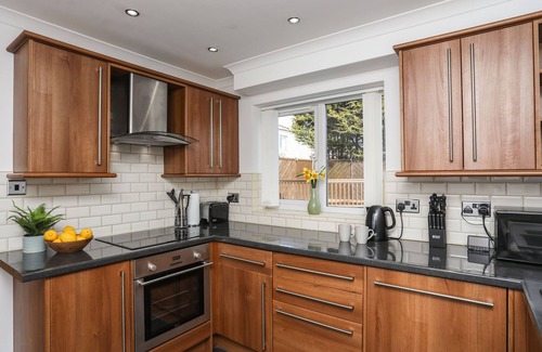 Rhosybol Cabaña | ALAW VIEW, family friendly, with hot tub in Amlwch