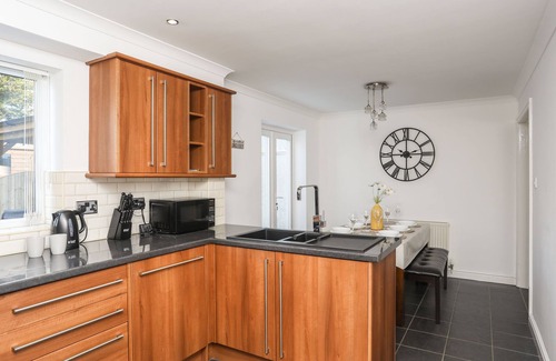 Rhosybol Cabaña | ALAW VIEW, family friendly, with hot tub in Amlwch