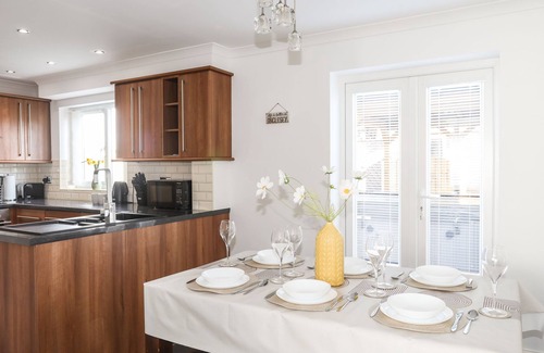 Rhosybol Cabaña | ALAW VIEW, family friendly, with hot tub in Amlwch