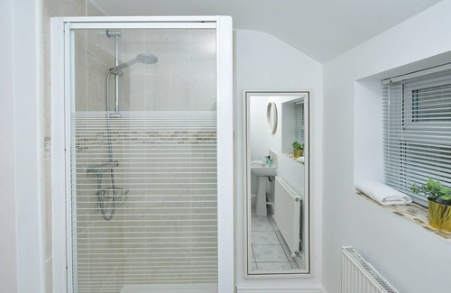Newcastle-Under-Lyme Casa | Albany House by YourStays