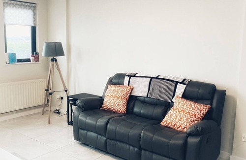 Cathedral Quarter Apartamento | Albert Clock/ Customs House Square. 2 Bed, Parking.