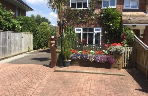 New Forest District Cama Y Desayuno | Albertine ,A warm welcome awaits you ,Offering room only or bed and breakfast ,Ideal location for Solent Way ,High Street ,Isle of Wight ,New Forest