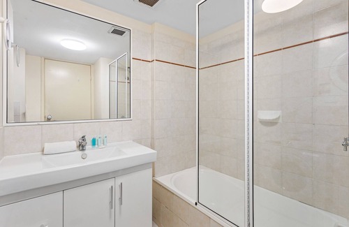 Albion Apartamento | Albion Convenient Hideaway with Parking & Balcony